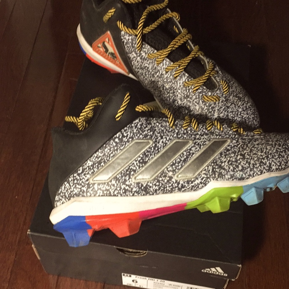 Youth football cleats.  Great used condition.